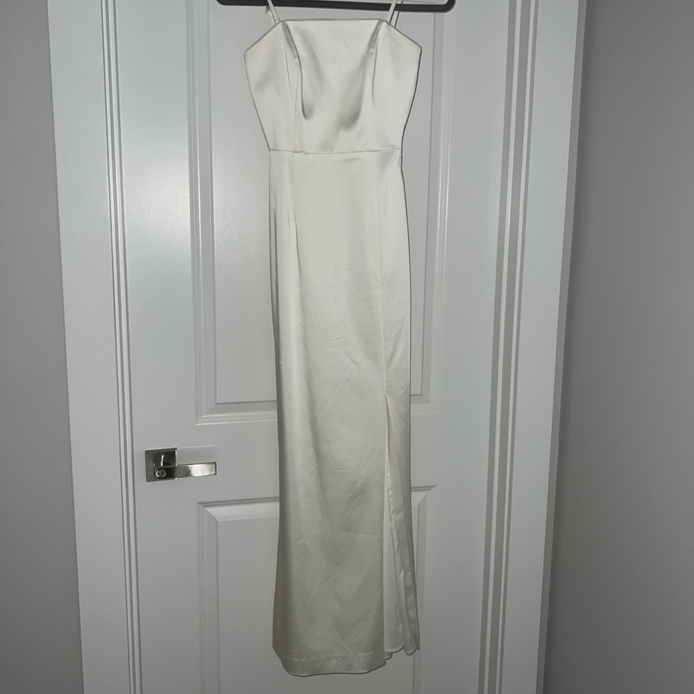White sleeveless, square neck, satin gown size 00